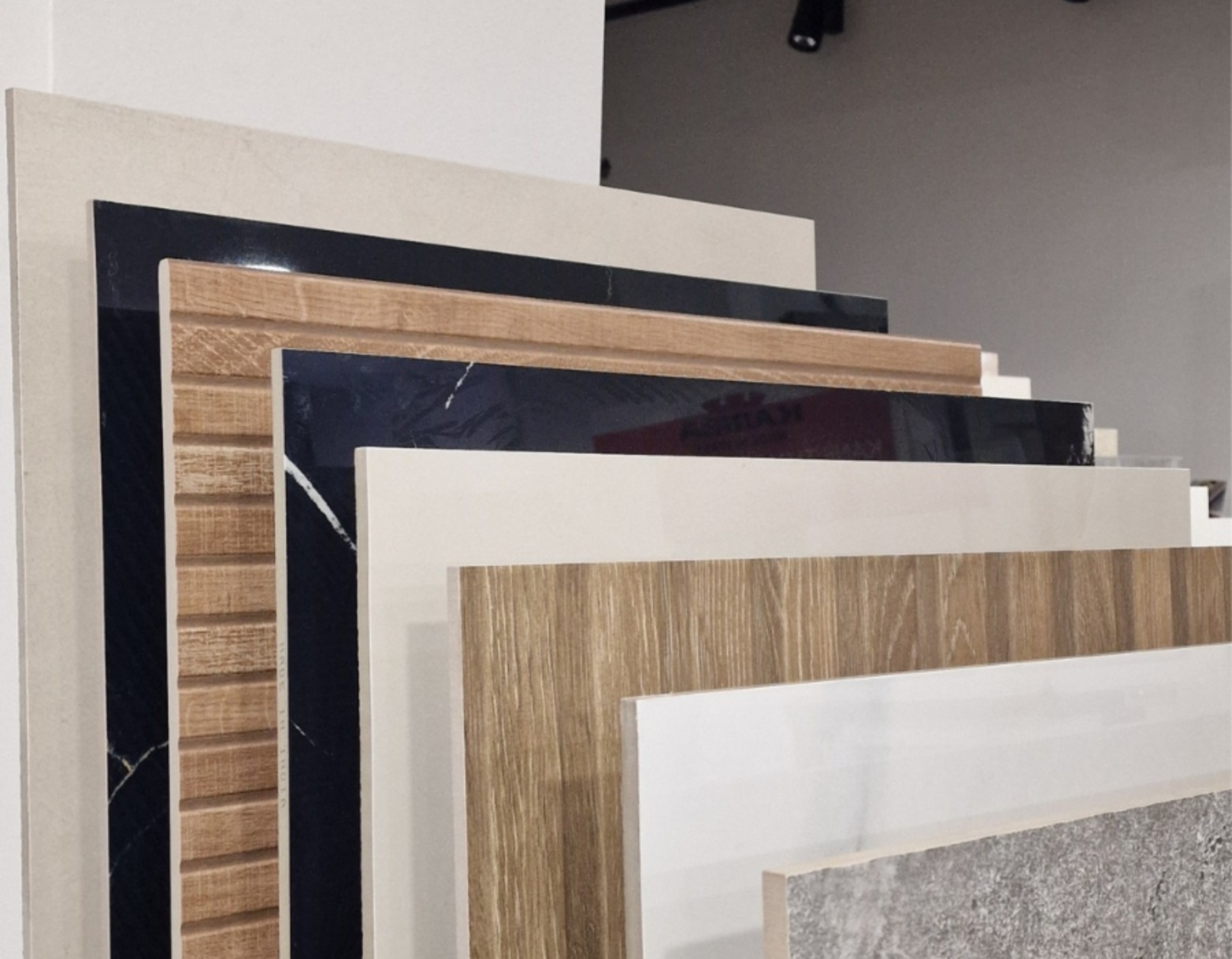 διάφορα σχέδια από πλακάκια όπως φαίνονται σε έκθεση με είδη μπάνιου